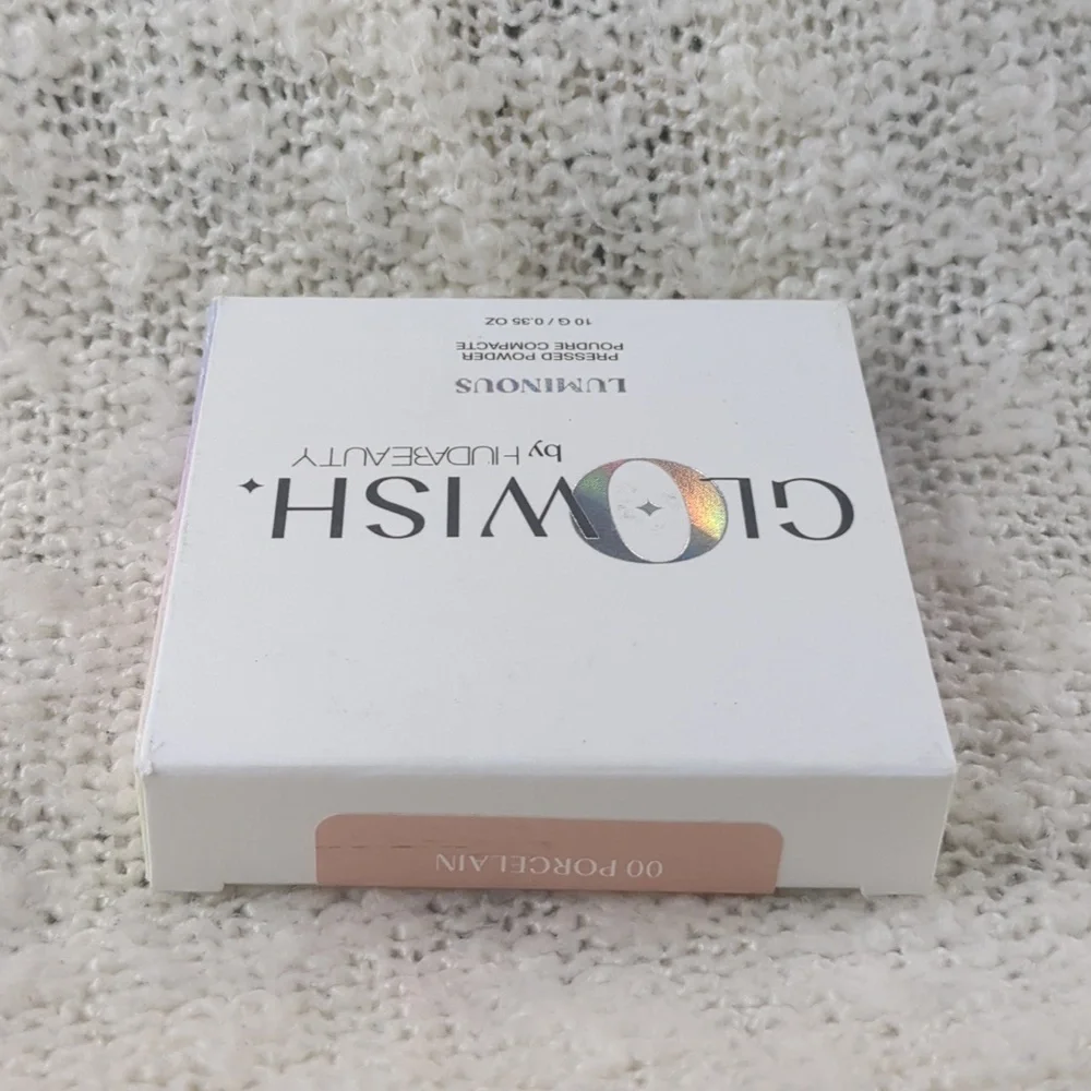 HUDA BEAUTY GloWish Luminous Pressed Powder in 00 PORCELAIN, 10g/0.35oz